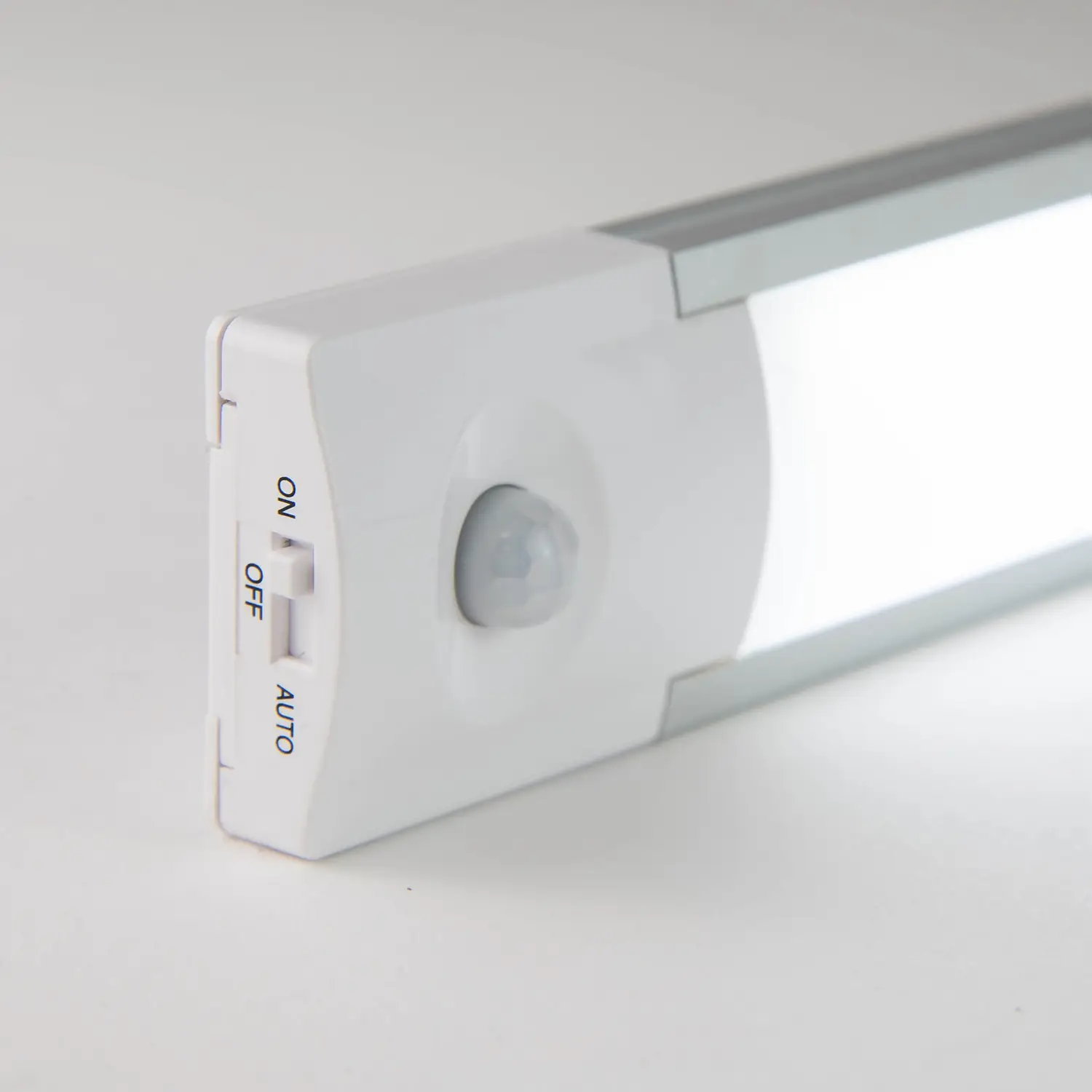 Arlec Lithium PIR LED Light Bar 28cm 9 Arlec Lithium PIR LED Light Bar 28cm - Image 7